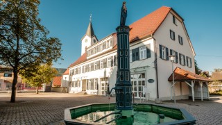 Das Balgheimer Rathaus mit Brunnen.