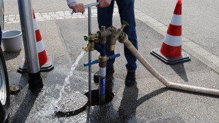 Ein Standrohr kann an den nächstgelegenen Hydranten angeschlossen werden, um  Wasser aus dem Versorgungsnetz der bnNETZE zu beziehen.