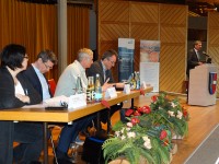 Horst Schmidle von den Stadtwerken Waldshut-Tiengen begrüßt Teilnehmer und Vortragsredner.
